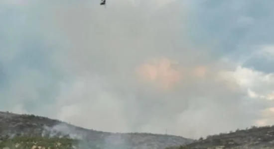 Privohet nga liria shkupjani, i cili hodhi gurë drejt helikopterit ndërsa po mbushte ujë për shuarjen e zjarrit