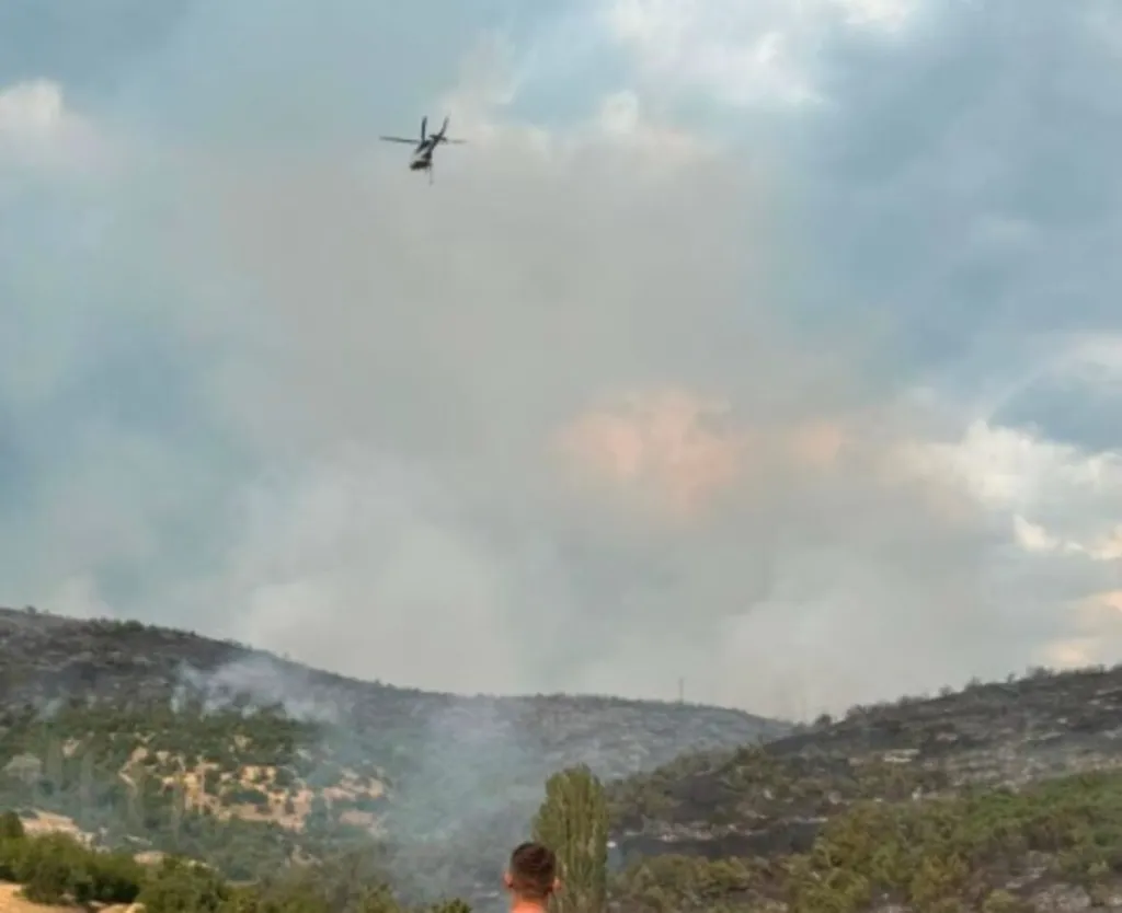 Privohet nga liria shkupjani, i cili hodhi gurë drejt helikopterit ndërsa po mbushte ujë për shuarjen e zjarrit