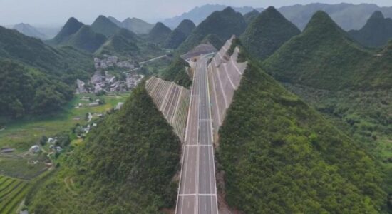 (VIDEO) Një mrekulli inxhinierike, Kina ndan malet në mes për të ndërtuar urën më të lartë në Botë