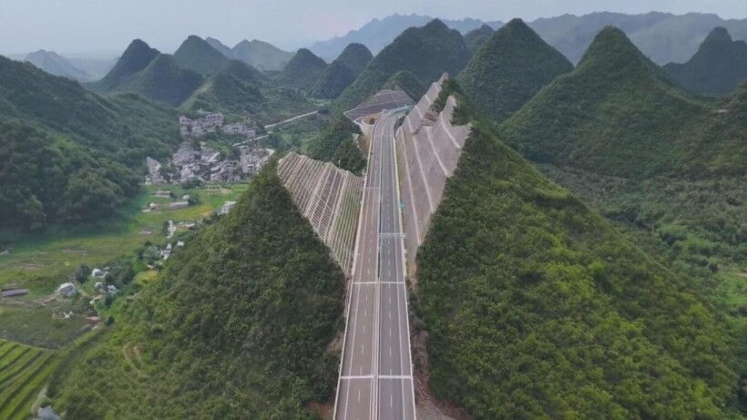 (VIDEO) Një mrekulli inxhinierike, Kina ndan malet në mes për të ndërtuar urën më të lartë në Botë