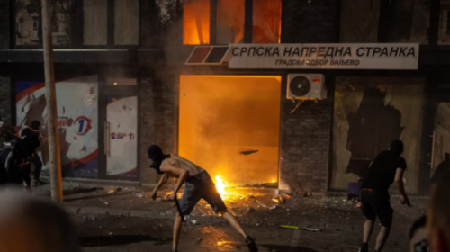 Vazhdojnë përleshjet mes protestuesve dhe policisë në tri qytete serbe