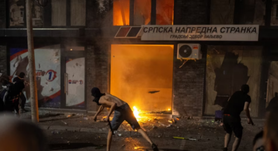 Vazhdojnë përleshjet mes protestuesve dhe policisë në tri qytete serbe