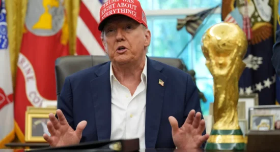 Trump kritikon mediat amerikane, nënkupton mundësinë e revokimit të licencave televizive