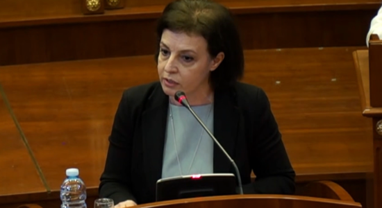Dështoi të zgjidhet Kryetare e Kuvendit, Donika Gërvalla reagon me fjalët e babit të saj