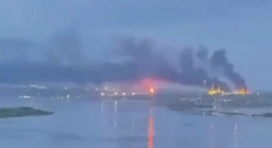 Dronët godasin rafinerinë e naftës në Saratov, shpërthen zjarr i madh – mbi 120 dronë të rrëzuar në Rusi