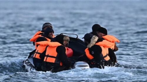 Rekord kalimesh me gomone në Kanalin Anglez, kryeministri britanik: Emigrantët do të kapen e do të kthehen pas