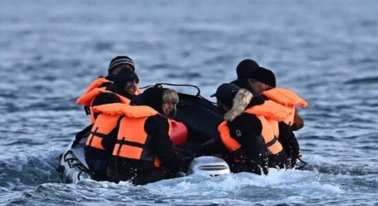 Rekord kalimesh me gomone në Kanalin Anglez, kryeministri britanik: Emigrantët do të kapen e do të kthehen pas