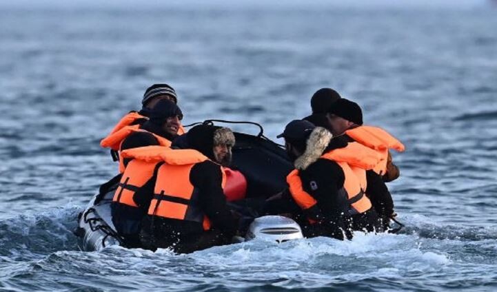 Rekord kalimesh me gomone në Kanalin Anglez, kryeministri britanik: Emigrantët do të kapen e do të kthehen pas