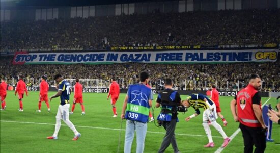 Tifozët e Fenerbahçes demonstrojnë solidaritet me Palestinën