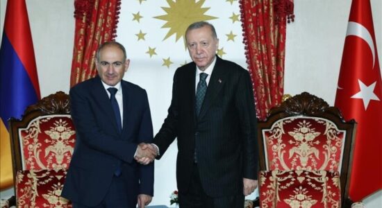 Erdoğan diskuton me kryeministrin armen Pashinyan për bisedimet e paqes Armeni-Azerbajxhan