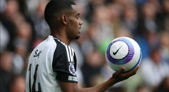 “Askush nuk i premtoi kurrë se do ta shisnim këtë verë”, Newcastle i përgjigjet akuzave të Isak