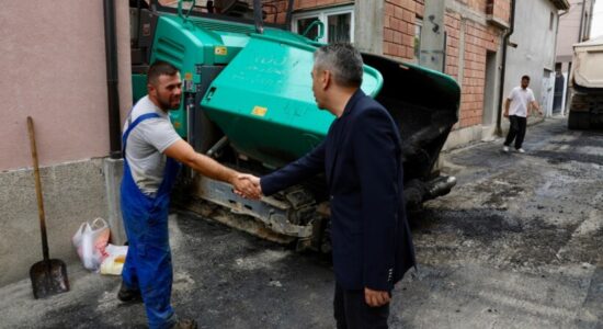 Izet Mexhiti inspekton asfaltimin e rrugës “7 Korriku” në Seravë: Investim për qarkullim më të lehtë dhe infrastrukturë moderne