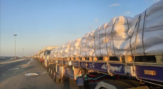 Autoritetet në Gaza: Vetëm 73 kamionë me ndihma hynë në enklavë të premten, ndërsa njerëzit vuajnë nga uria