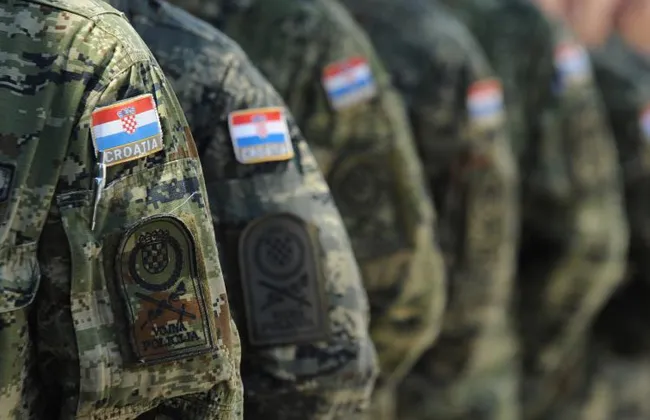 Media kroate: Piloti kroat i KFOR-it dhe e dashura e tij nga Kosova arrestohen nën dyshimin për spiunazh te Lista Serbe