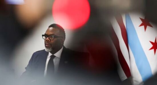 Kryebashkiaku i Çikagos nënshkruan një urdhër për t’i rezistuar planeve të Trump për emigracionit