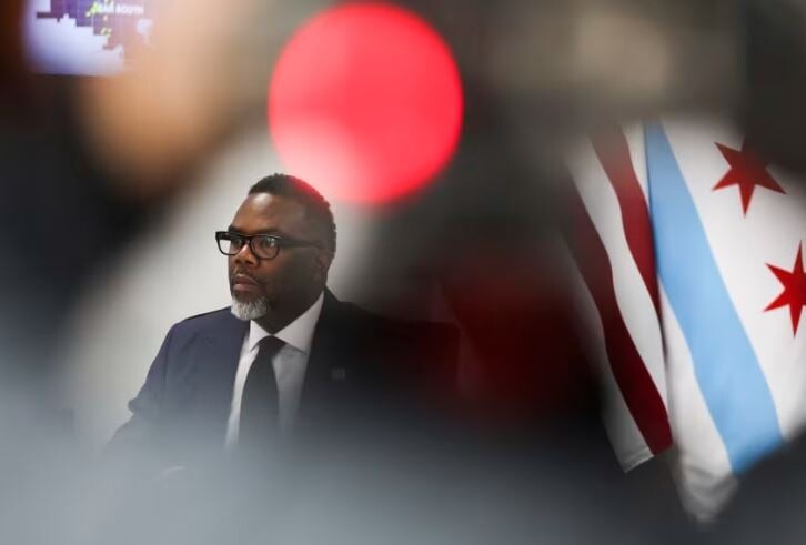 Kryebashkiaku i Çikagos nënshkruan një urdhër për t’i rezistuar planeve të Trump për emigracionit