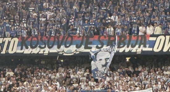 Skandal në Ligën e Kampionëve: Tifozët e Lech Poznan shfaqin banerin “Kosova është Serbi”, Crvena Zvezda e falënderon