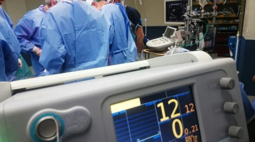 Ministria e Shëndetësisë: Është kryer transplanti më i ndërlikuar i kockës në Klinikën e Ortopedisë në Shkup