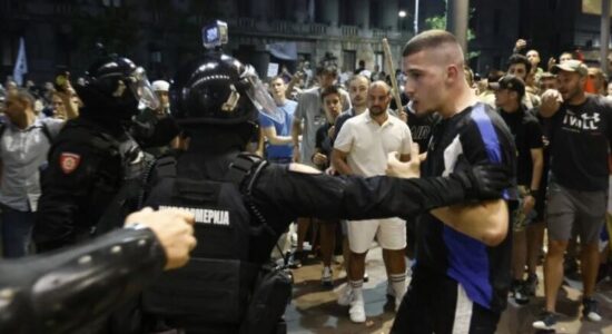 Protesta të dhunshme në Beograd dhe Novi Sad, 42 policë të plagosur dhe 37 të arrestuar