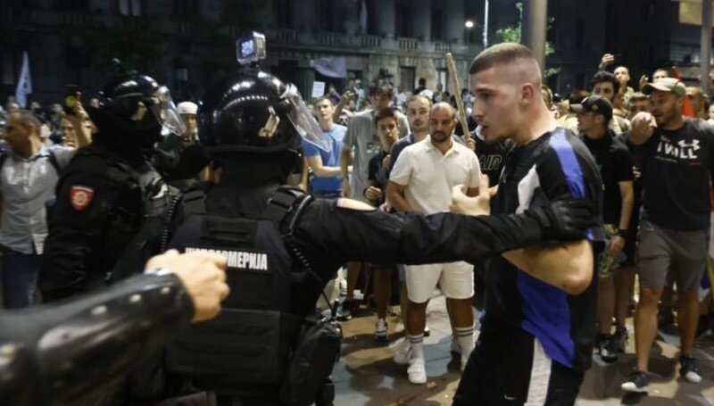 Protesta të dhunshme në Beograd dhe Novi Sad, 42 policë të plagosur dhe 37 të arrestuar