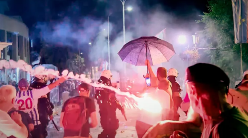 Disa të plagosur nga dhuna në Serbi, përplasen mbështetësit dhe kundërshtarët e Vuçiqit