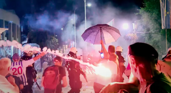 Disa të plagosur nga dhuna në Serbi, përplasen mbështetësit dhe kundërshtarët e Vuçiqit