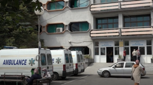 (VIDEO) Partitë shqiptare përplasen për punësimet në Spitalin e Tetovës