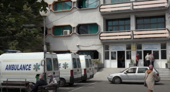 (VIDEO) Partitë shqiptare përplasen për punësimet në Spitalin e Tetovës