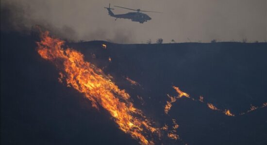 Zjarri masiv në Kaliforni ka djegur mbi 33 mijë hektarë, me vetëm 9 për qind të vënë nën kontroll