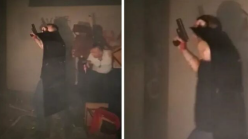 Momenti kur një burrë nxjerr revolen para zyrave të partisë së Vuçiqit