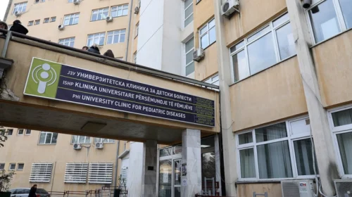 (VIDEO) Fëmijët në spitale, nuk do të humbin mësimin