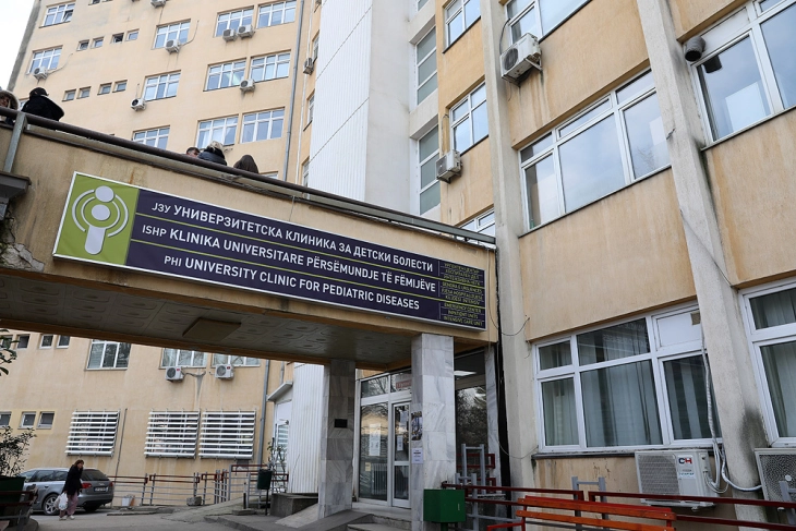 Në Klinikën për sëmundje të fëmijëve vendoset arsimi formal fillor në kushte spitalore për fëmijët që kanë mjekim afatgjatë