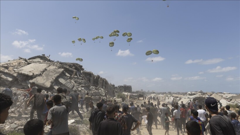 Palestinezët e dënuar me uri nga Izraeli dynden drejt ndihmave të lëshuara nga ajri