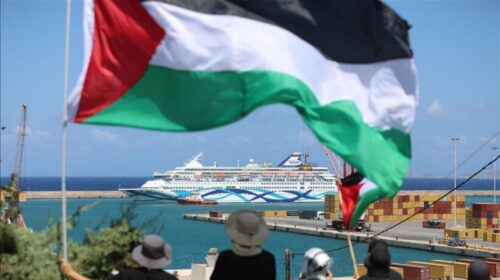 Aktivistët propalestinezë protestojnë kundër anijes që transportonte izraelitë në ishullin e Kretës