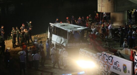 18 persona humbin jetën pasi autobusi bie në lumë në kryeqytetin algjerian