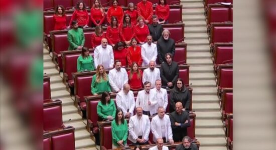 Itali, deputetët e opozitës hynë në parlament të veshur me ngjyrat e flamurit palestinez