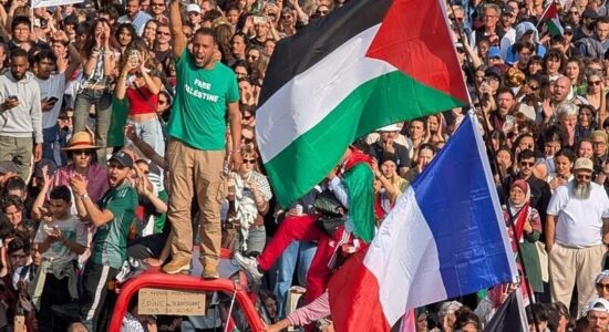 Një punonjës aeroporti në Paris largohet nga puna pasi nga biseda në radiomarrëse tha “Palestina e Lirë”