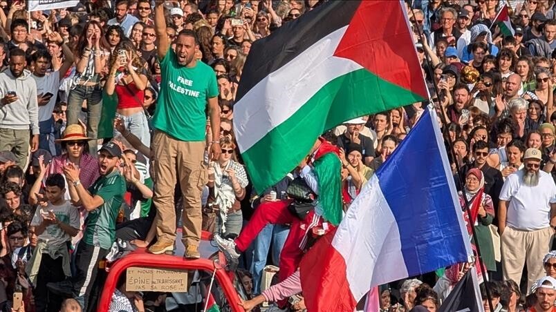 Një punonjës aeroporti në Paris largohet nga puna pasi nga biseda në radiomarrëse tha “Palestina e Lirë”