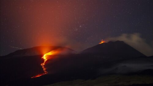 Llava rrjedh poshtë shpatit të malit Etna pas shpërthimit të vullkanit