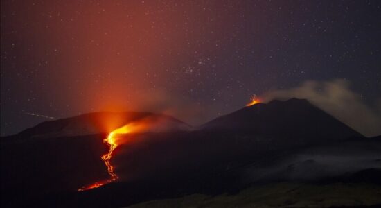Llava rrjedh poshtë shpatit të malit Etna pas shpërthimit të vullkanit