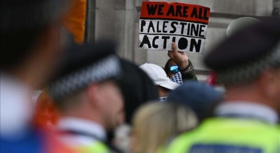 “Amnesty” thirrje policisë britanike të mos arrestojë protestuesit paqësore që mbështesin “Palestine Action”