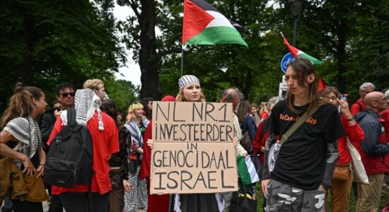 Protestuesit përleshen me policinë në Hagë gjatë debatit për emergjencën në Gaza