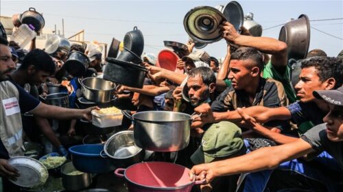 Gaza përballet me përkeqësim të urisë, palestinezët presin në radhë për ushqim mes bllokadës çnjerëzore izraelite