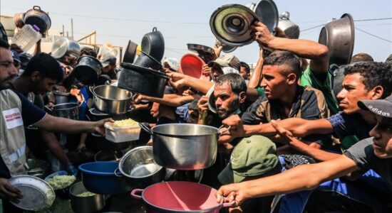 Gaza përballet me përkeqësim të urisë, palestinezët presin në radhë për ushqim mes bllokadës çnjerëzore izraelite
