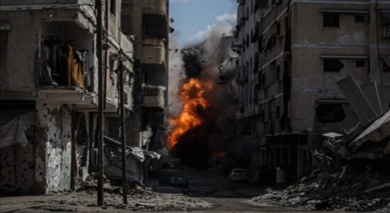 Sulmi izraelit godet një shtëpi në Gaza mes gjenocidit të vazhdueshëm