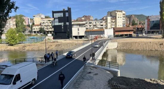 Kurti uron qytetarët: Më pak se dy muaj u deshën për të ngritur urën e 36-të në Kosovë mbi lumin Ibër
