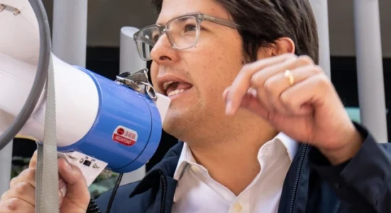 Dy muaj pas sulmit fatal gjatë një tubimi zgjedhor, ndërron jetë senatori kolumbian Miguel Uribe