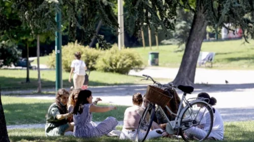 Mot me diell dhe i nxehtë me vranësira të vogla deri në mesatare