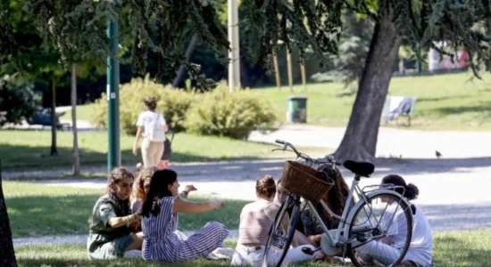 Mot me diell dhe i nxehtë me vranësira të vogla deri në mesatare