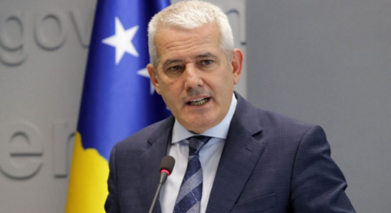 Vrasja e trefishtë në Gjilan, Sveçla shprehet i indinjuar me institucionet e drejtësisë